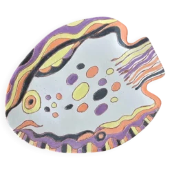 Assiette poisson artisanale peinte main, signée – Terre cuite colorée décor naïf