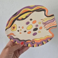 Assiette poisson artisanale peinte main, signée – Terre cuite colorée décor naïf