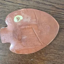 Assiette poisson artisanale peinte main, signée – Terre cuite colorée décor naïf