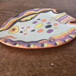 Assiette poisson artisanale peinte main, signée – Terre cuite colorée décor naïf