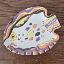 Assiette poisson artisanale peinte main, signée – Terre cuite colorée décor naïf