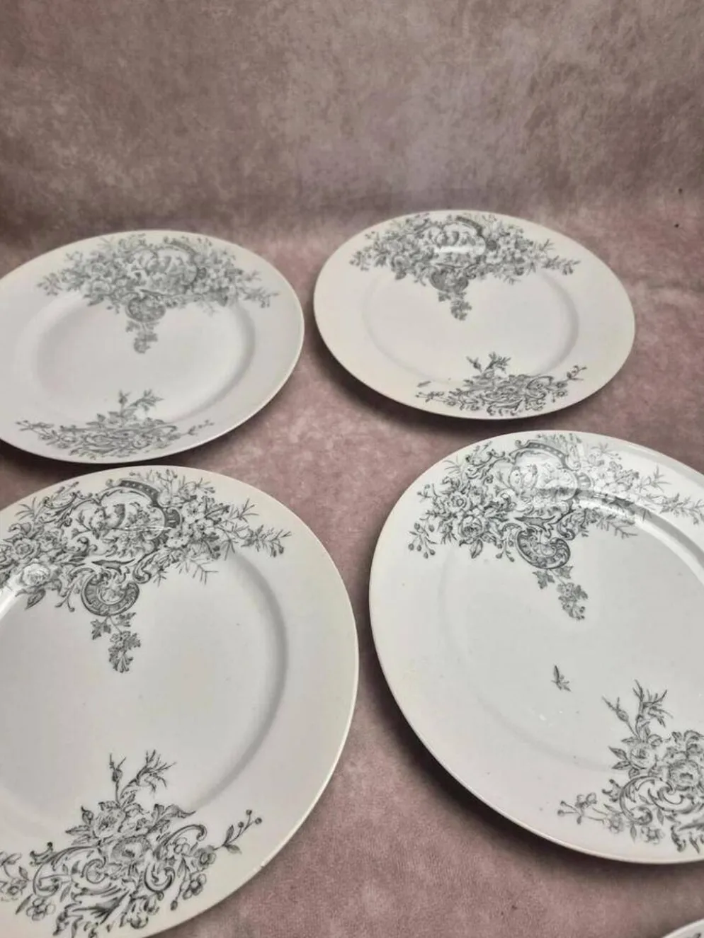 10 assiettes anciennes en porcelaine – Aux Lions de Faïence Paris – Xixe