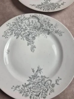 10 assiettes anciennes en porcelaine – Aux Lions de Faïence Paris – Xixe