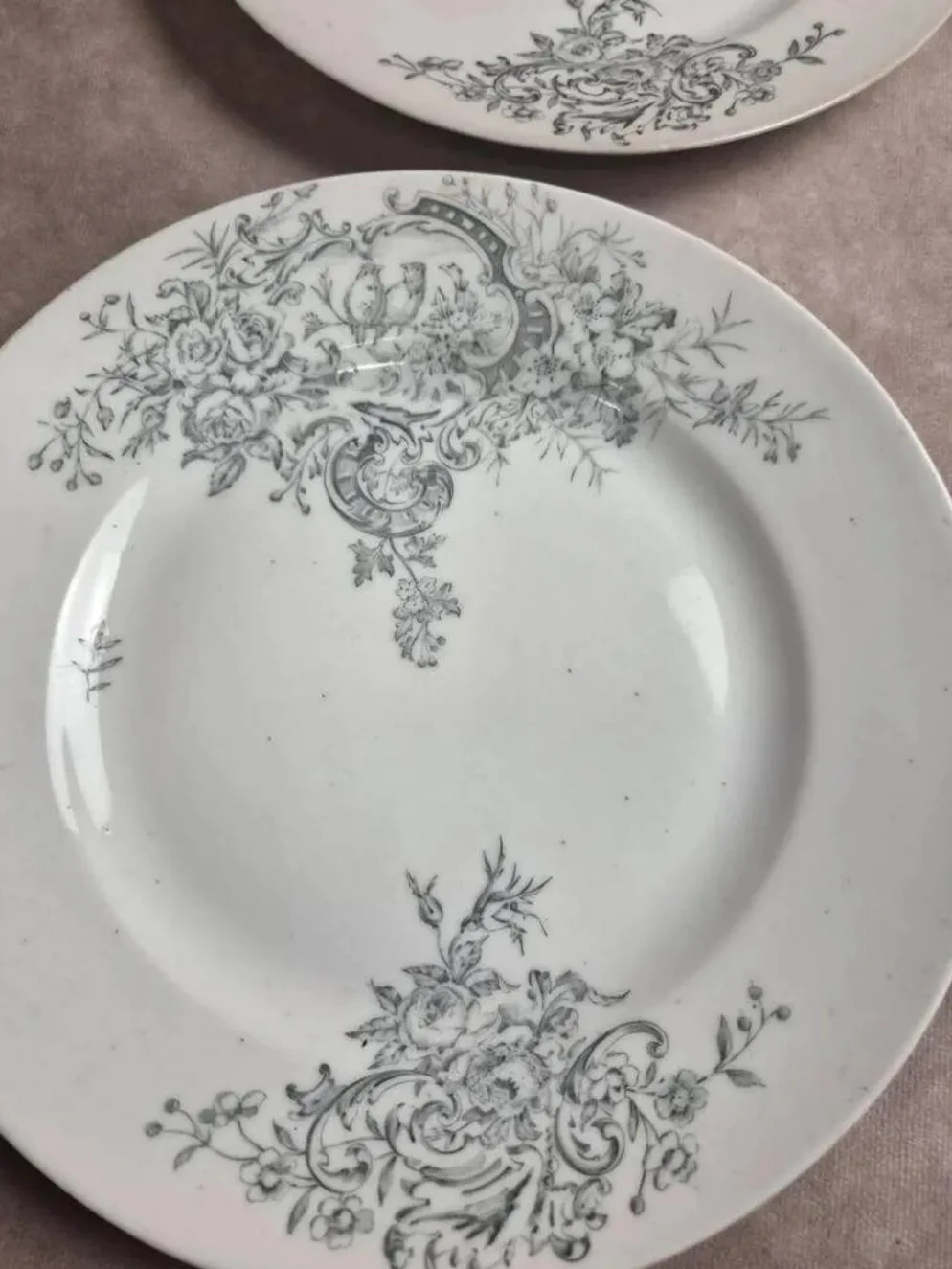 10 assiettes anciennes en porcelaine – Aux Lions de Faïence Paris – Xixe