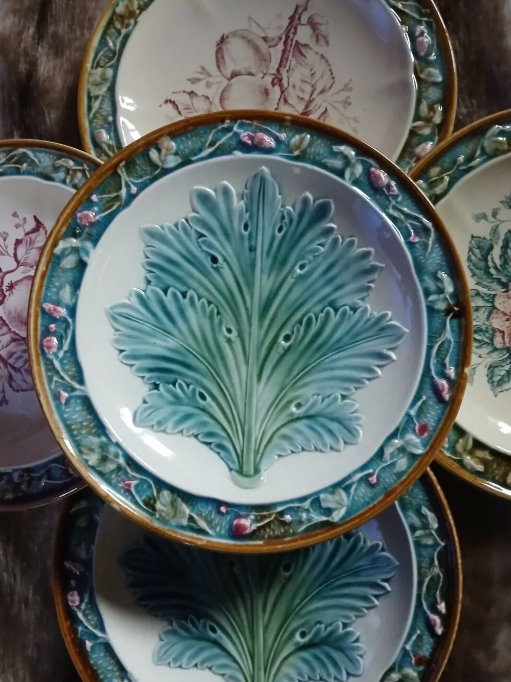 5 assiettes anciennes majolique Longchamp