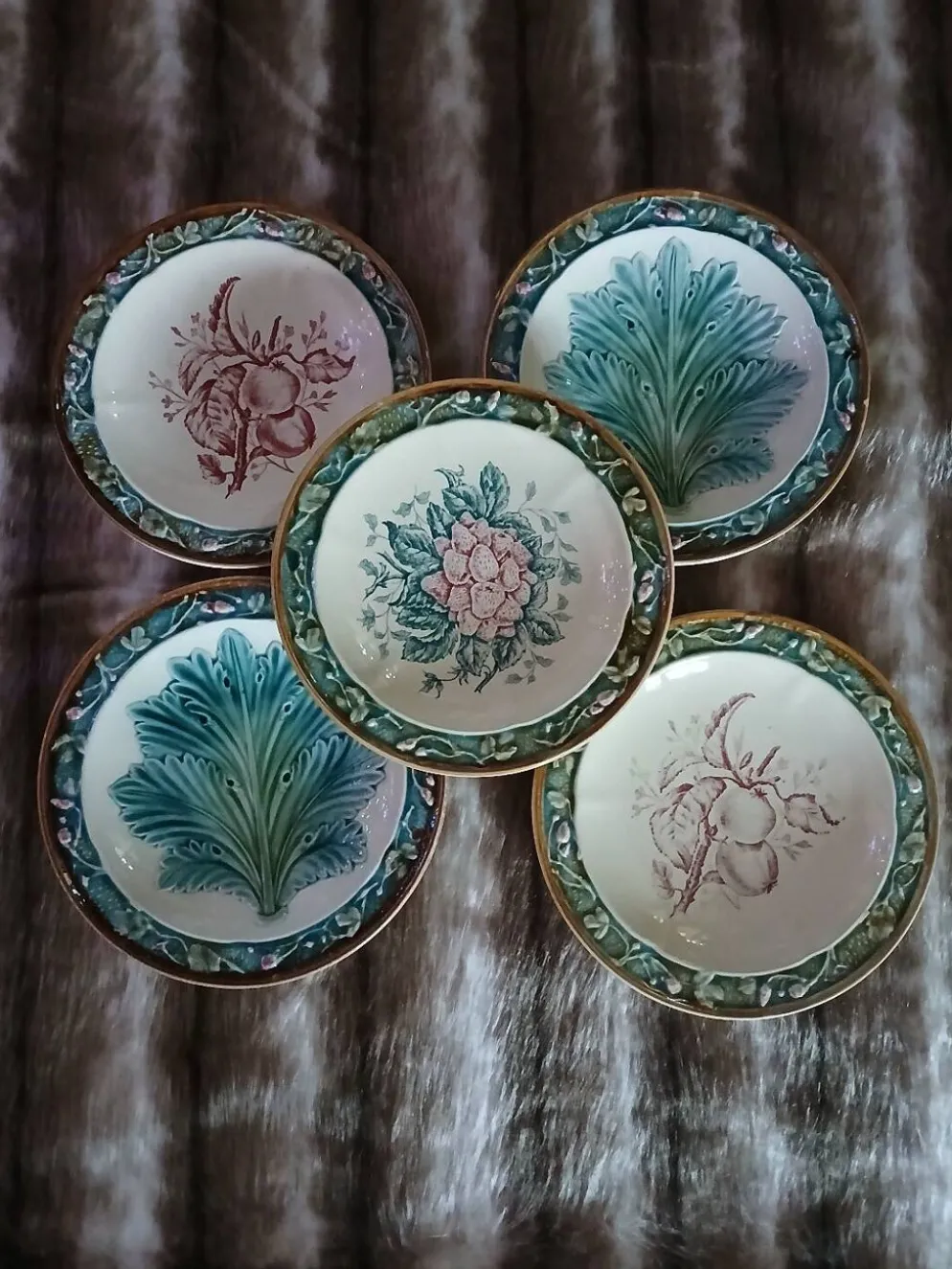 5 assiettes anciennes majolique Longchamp