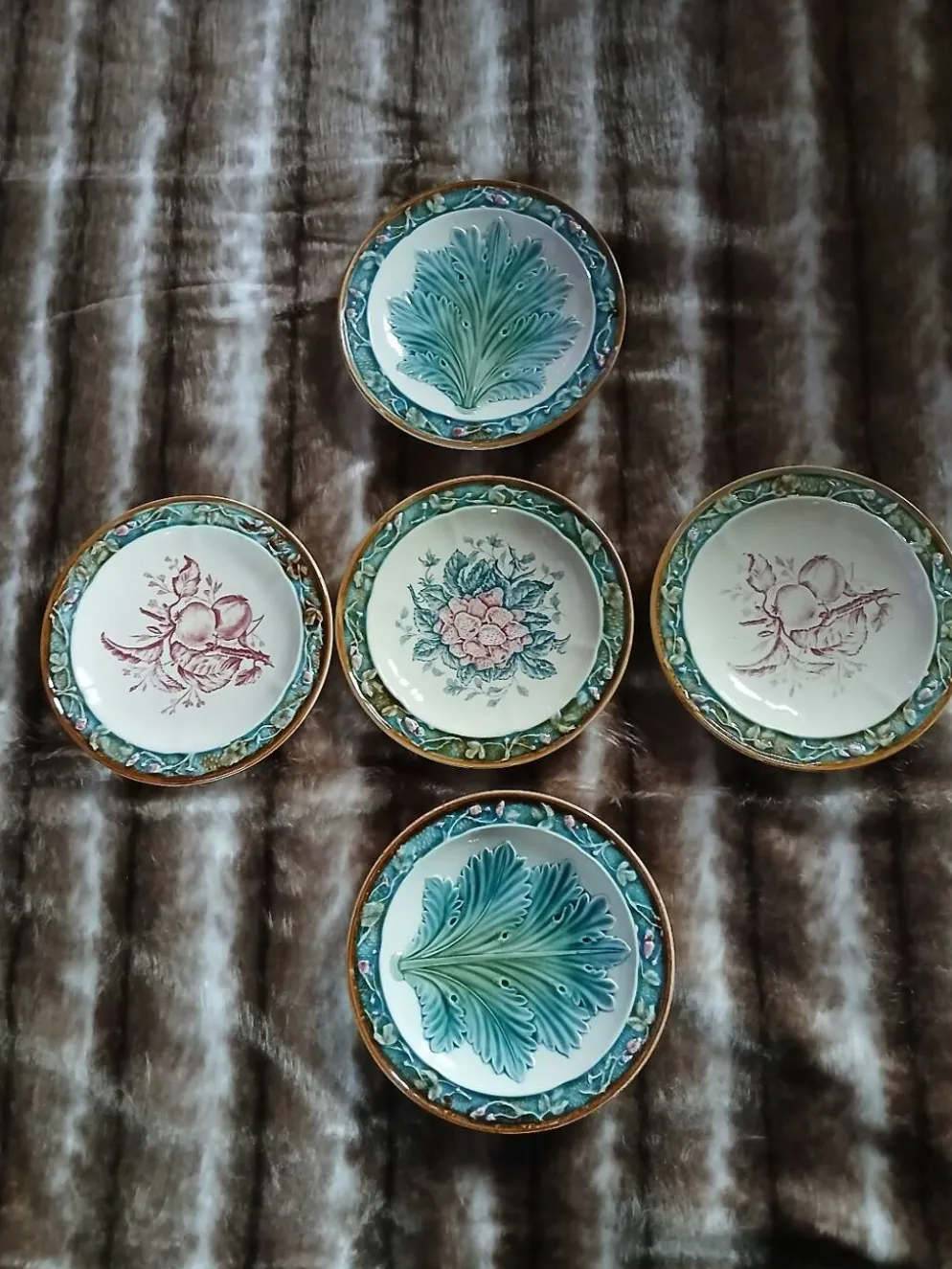 5 assiettes anciennes majolique Longchamp