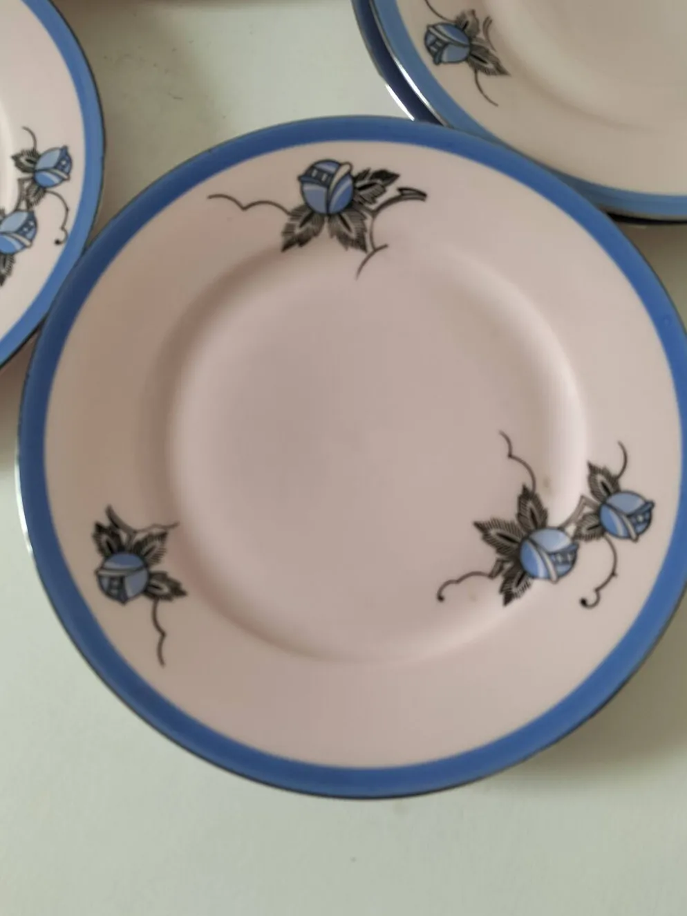8 assiettes Art déco roses et bleues – Tchécoslovaquie – années 1930