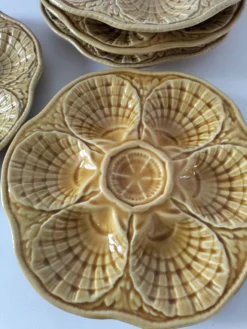 5 assiettes à coquillages Sarreguemines caramel, années 50