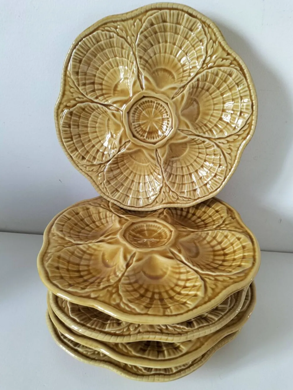 5 assiettes à coquillages Sarreguemines caramel, années 50