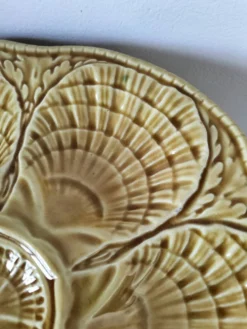 5 assiettes à coquillages Sarreguemines caramel, années 50