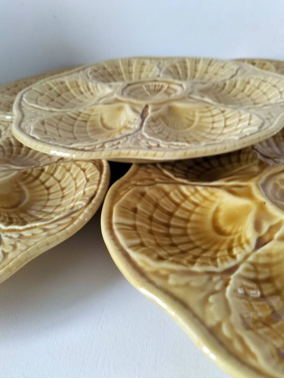 5 assiettes à coquillages Sarreguemines caramel, années 50