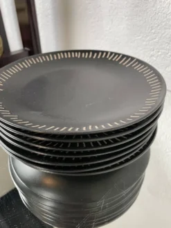 7 assiettes céramique noire