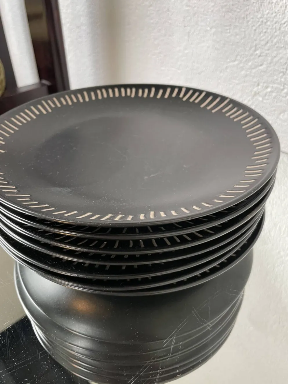 7 assiettes céramique noire