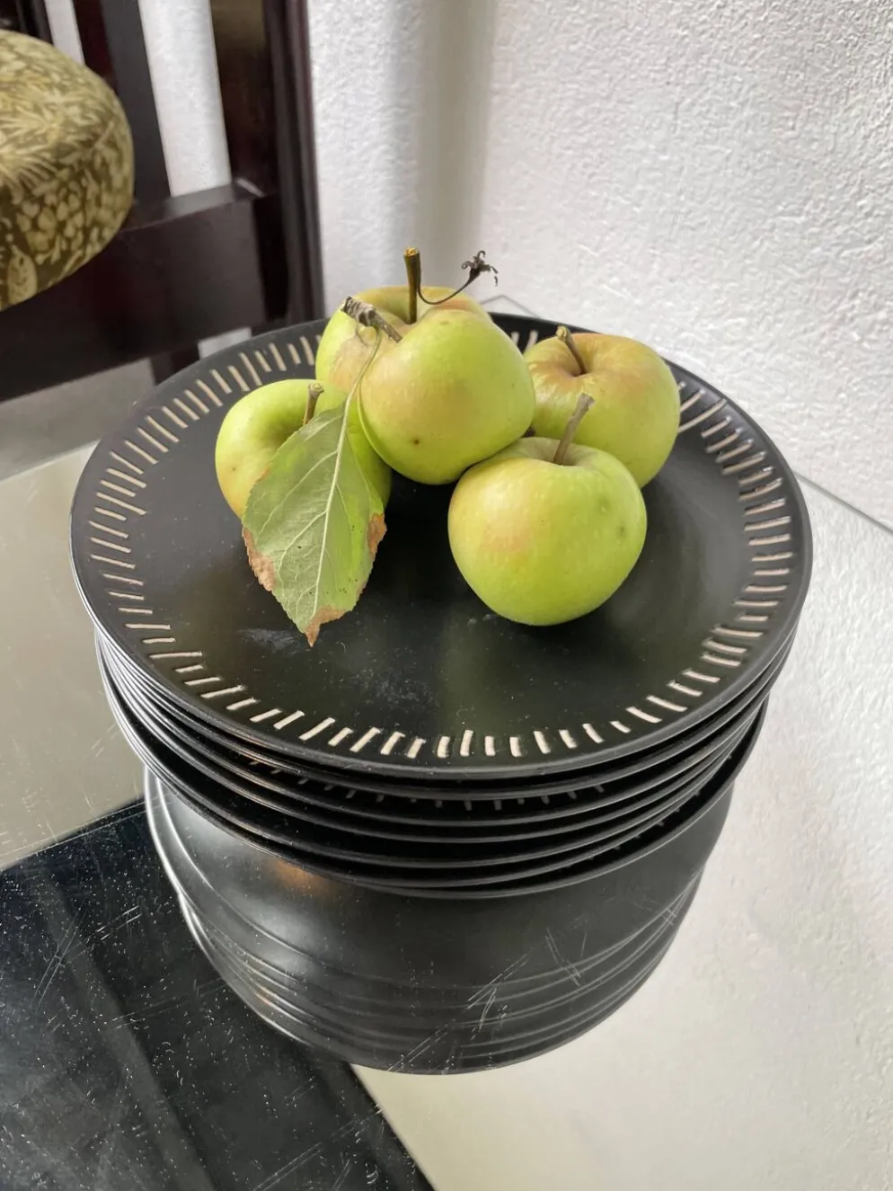 7 assiettes céramique noire