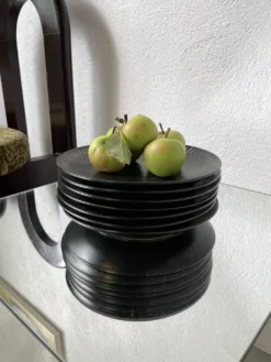 7 assiettes céramique noire