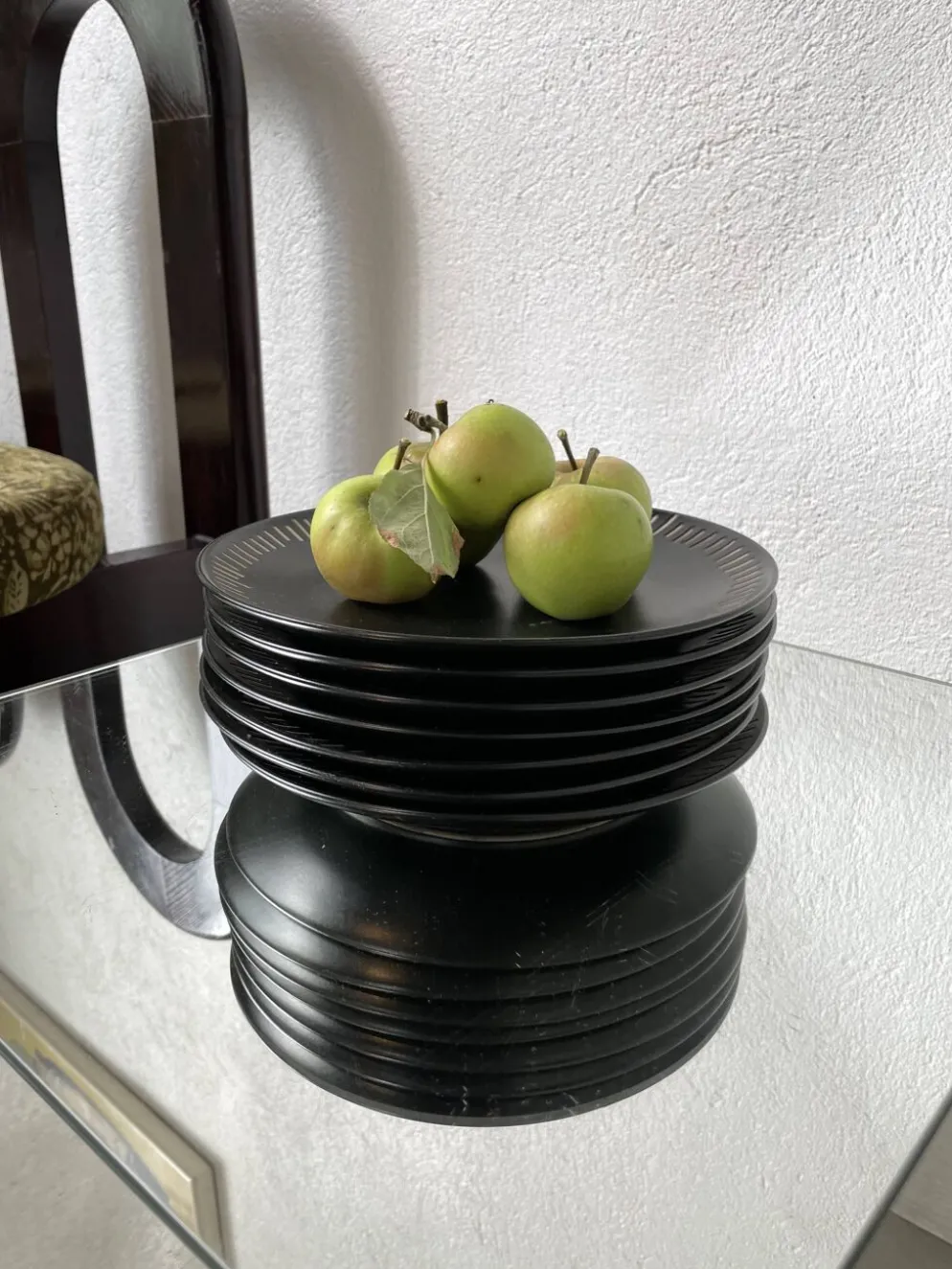 7 assiettes céramique noire