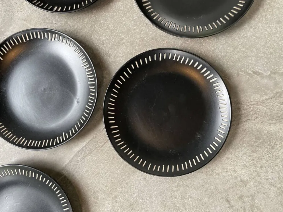 7 assiettes céramique noire