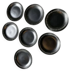 7 assiettes céramique noire