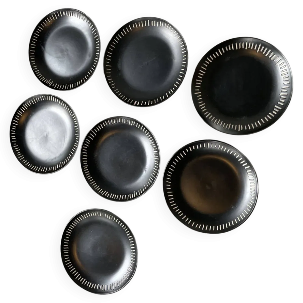 7 assiettes céramique noire