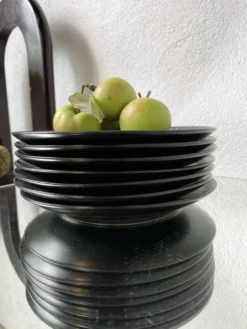 7 assiettes céramique noire