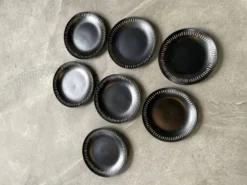7 assiettes céramique noire