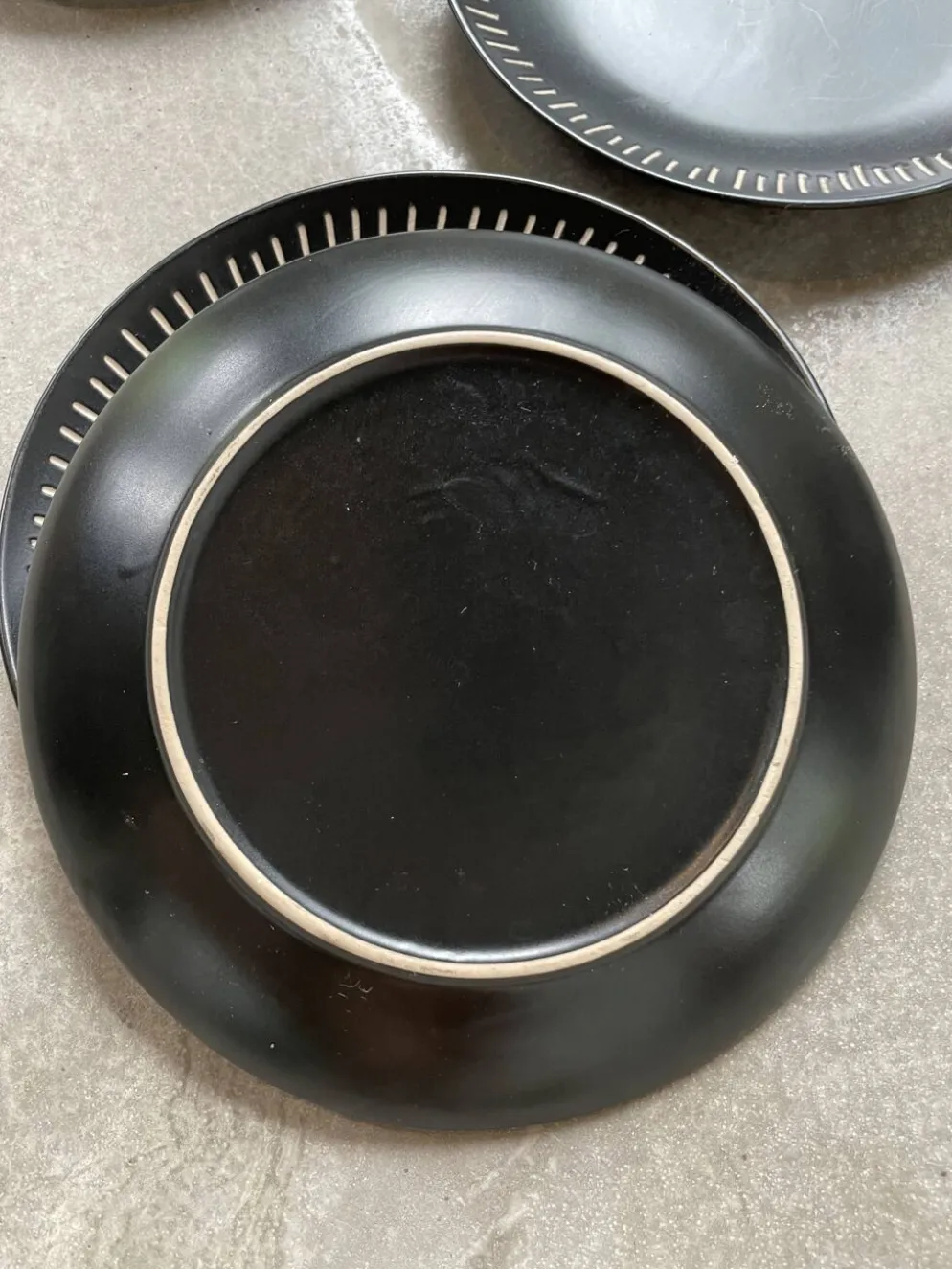 7 assiettes céramique noire