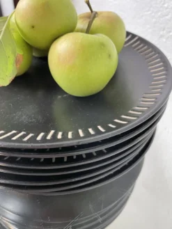 7 assiettes céramique noire