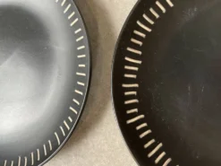 7 assiettes céramique noire