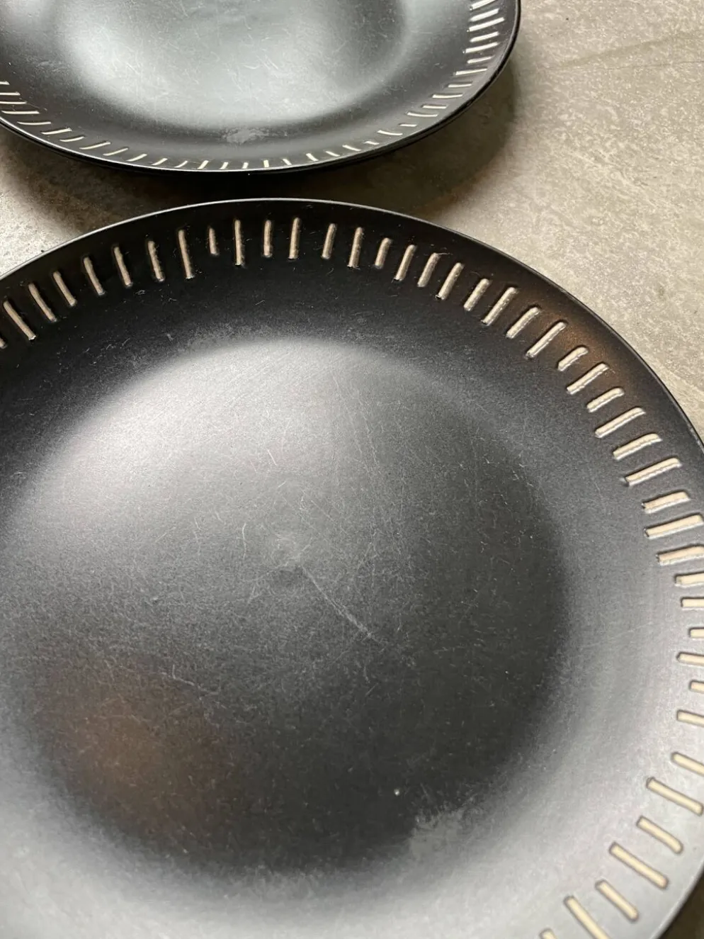 7 assiettes céramique noire