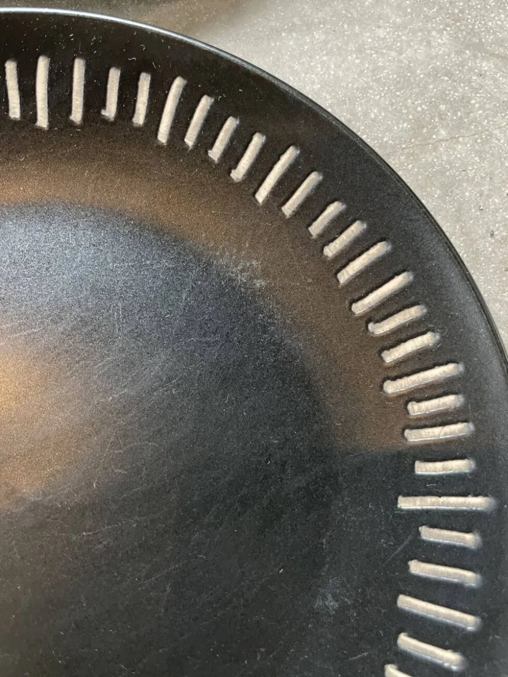 7 assiettes céramique noire