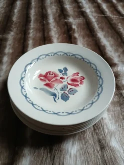 6 assiettes creuses anciennes dépareillées