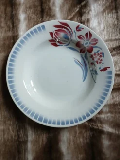 6 assiettes creuses anciennes dépareillées