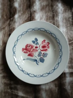 6 assiettes creuses anciennes dépareillées