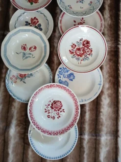 16 assiettes creuses anciennes dépareillées