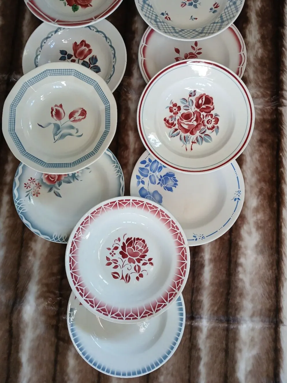 16 assiettes creuses anciennes dépareillées