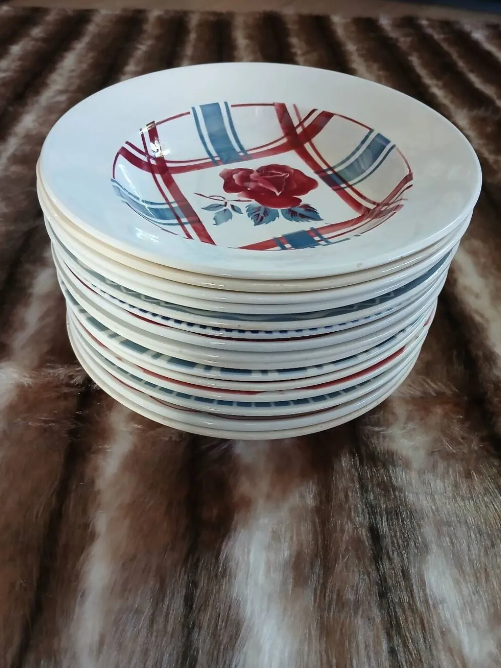 16 assiettes creuses anciennes dépareillées