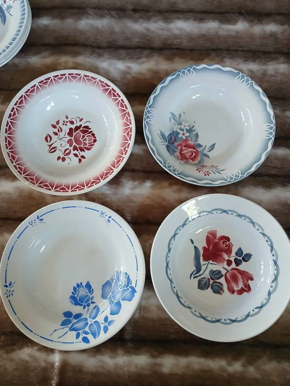 16 assiettes creuses anciennes dépareillées