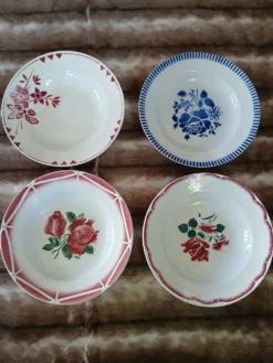 16 assiettes creuses anciennes dépareillées