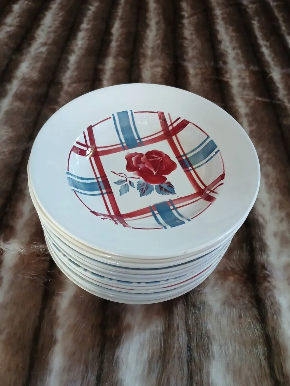 16 assiettes creuses anciennes dépareillées