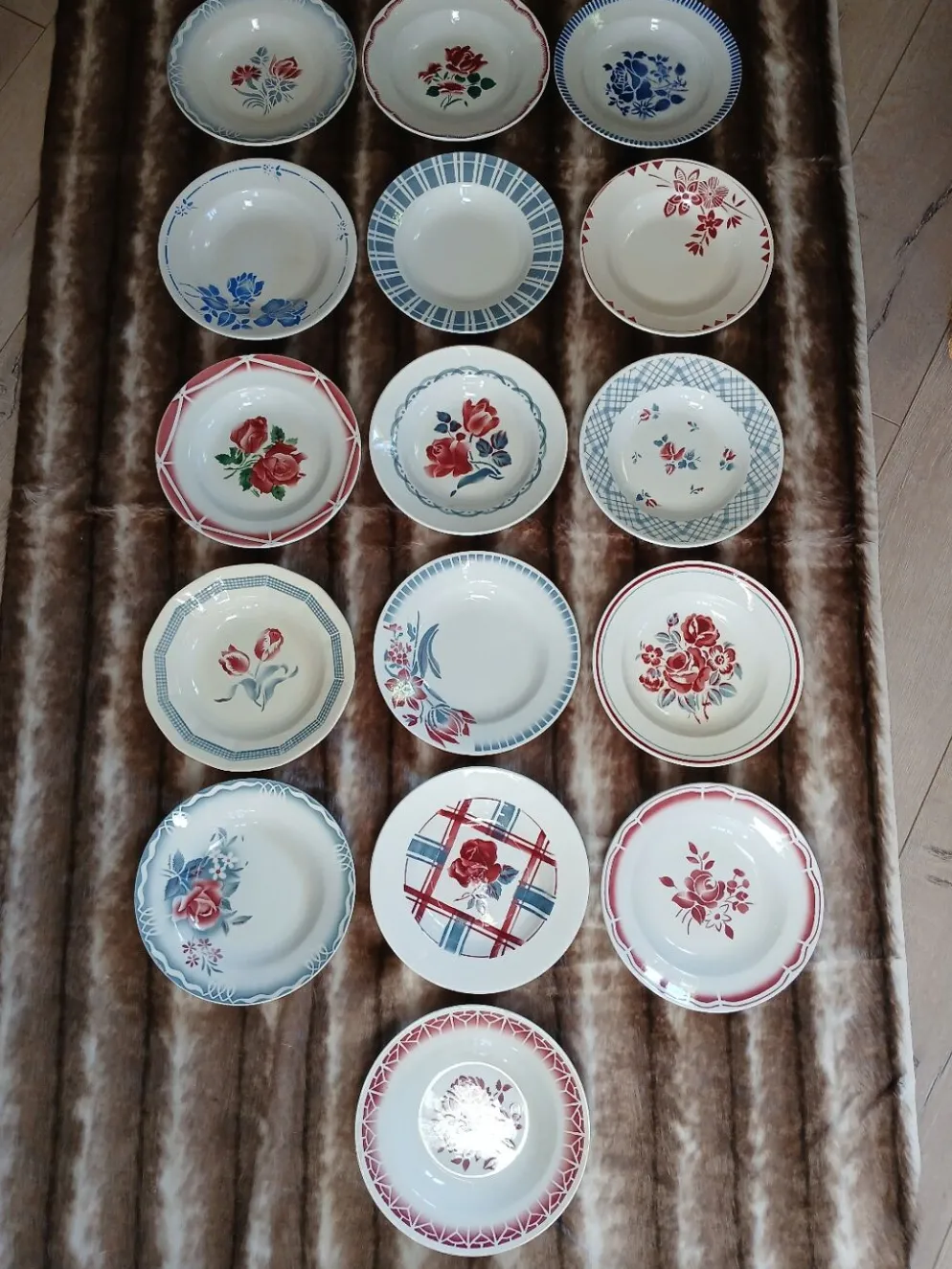 16 assiettes creuses anciennes dépareillées