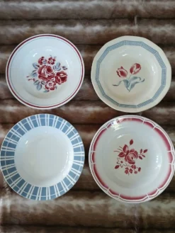 16 assiettes creuses anciennes dépareillées