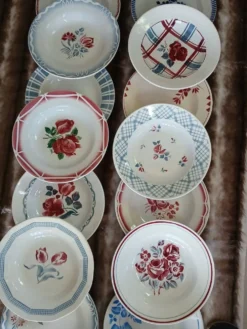 16 assiettes creuses anciennes dépareillées