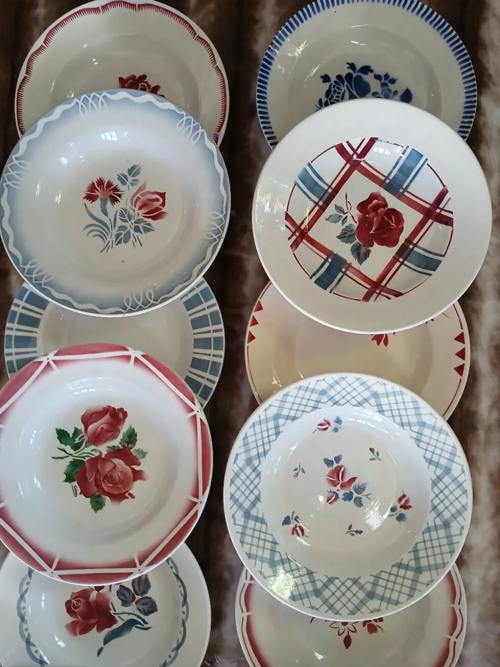 16 assiettes creuses anciennes dépareillées
