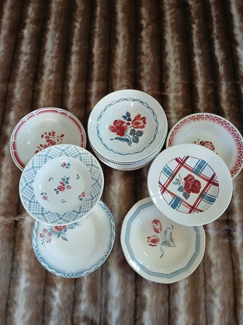 16 assiettes creuses anciennes dépareillées