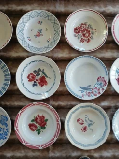 16 assiettes creuses anciennes dépareillées