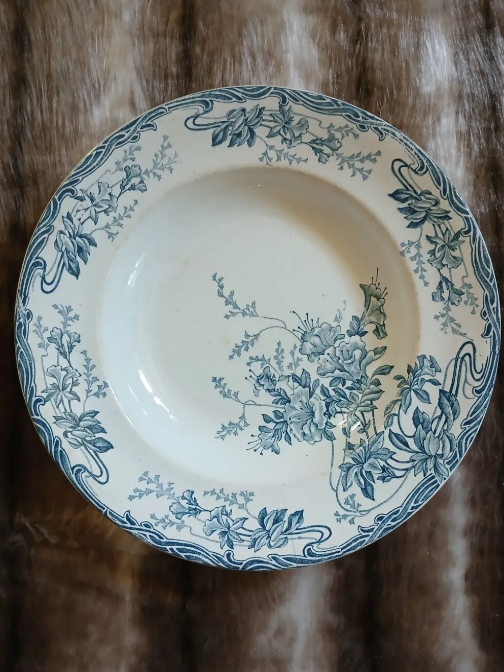 9 assiettes creuses anciennes dépareillées