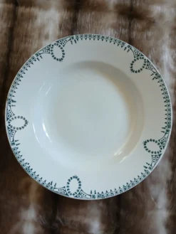 9 assiettes creuses anciennes dépareillées