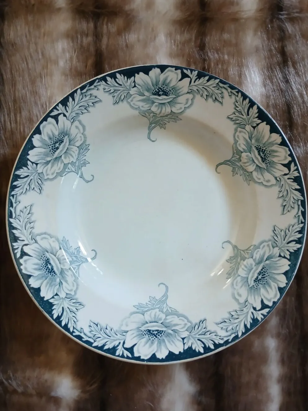 9 assiettes creuses anciennes dépareillées