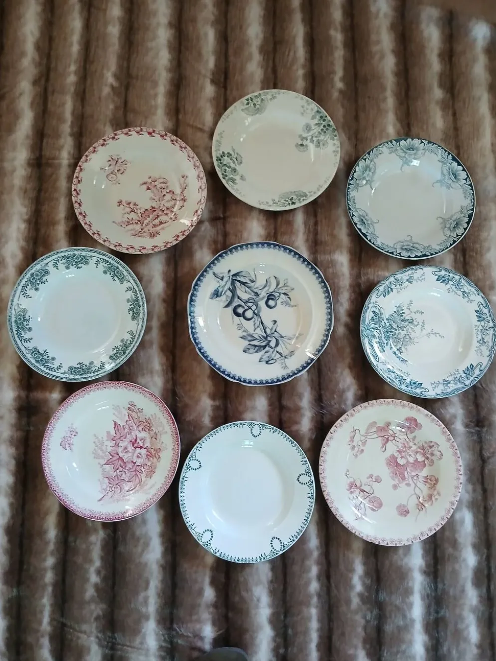 9 assiettes creuses anciennes dépareillées